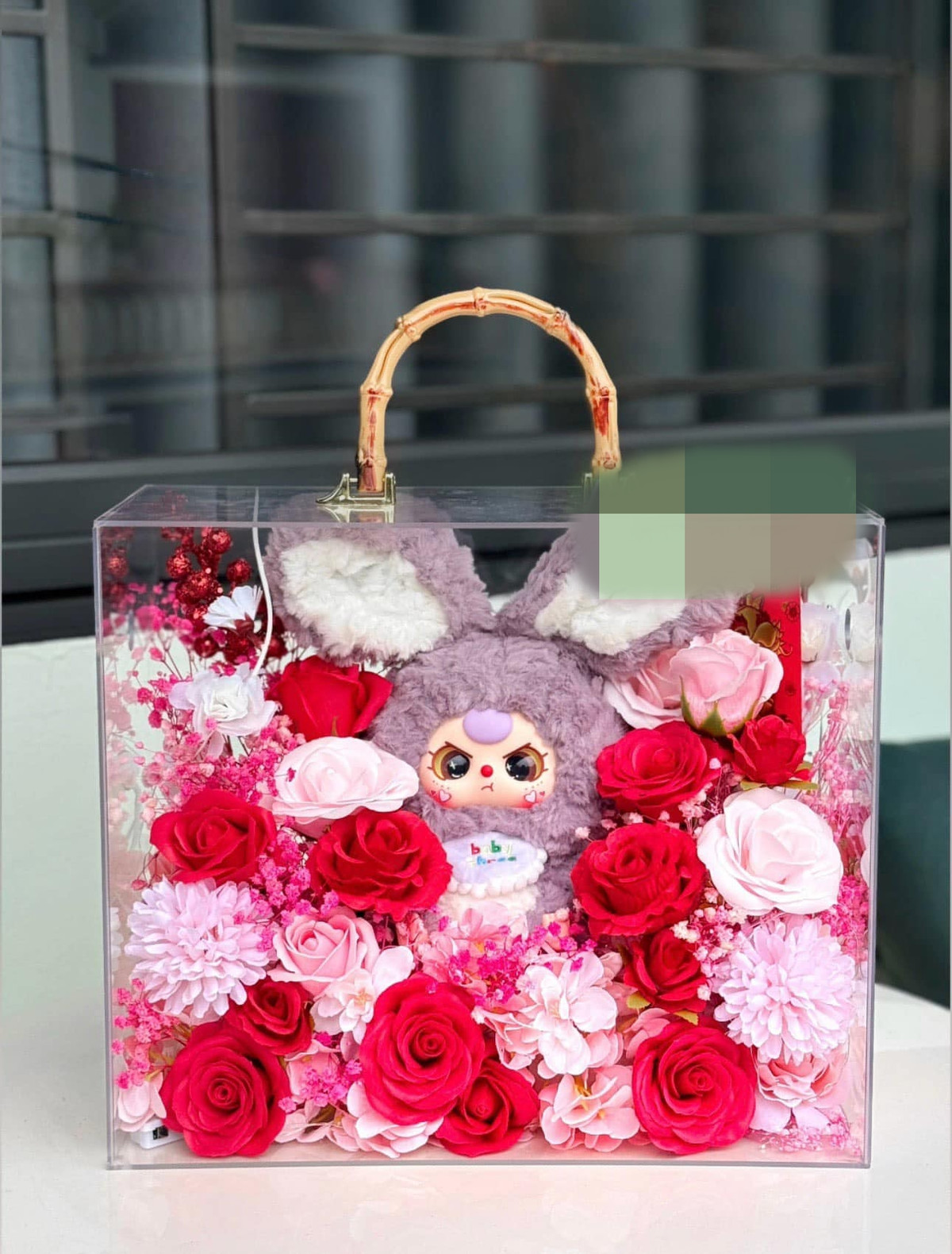 Mỗi set quà Baby Three được mix cùng hoa sáp, hoa lụa, dây ruy băng đẹp mắt...Ảnh: Facebook