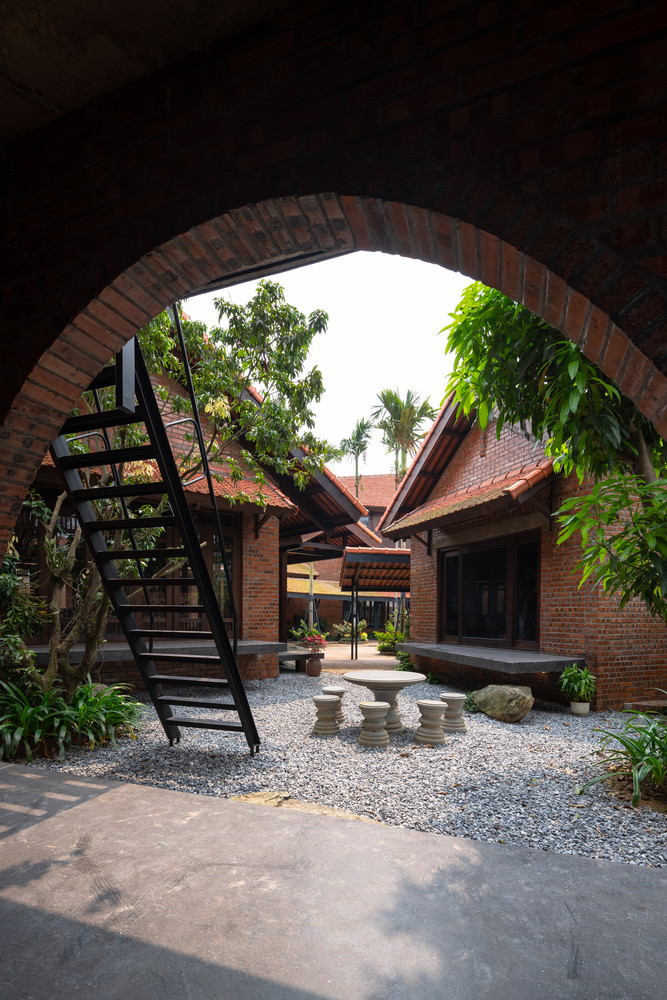 Đây cũng là cơ hội để ứng dụng và cải tiến các kỹ thuật xây dựng truyền thống như tường hai lớp, tường lấy sáng có lỗ thông gió, mái nhiều lớp. Ảnh: Trieu Chien