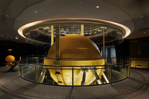 Tòa nhà cao 508 mét này được bảo vệ bởi một con lắc lớn màu vàng ở trung tâm tòa nhà, giúp hấp thụ chấn động. Ảnh: Taipei