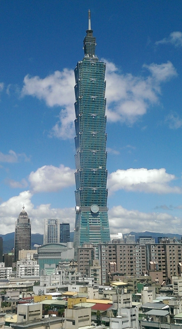 Những người lập kế hoạch thiết kế Taipei 101 cho biết, tòa nhà có thể chịu được gió có tốc độ 216 km/giờ, cũng như các trận động đất lớn nhất trong chu kỳ 2.500 năm. Nhờ đó, Taipei 101 được xem là một trong những tòa nhà ổn định nhất từng được xây dựng. Ảnh: Wiki
