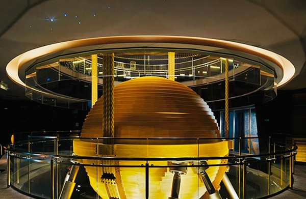 Được treo bằng 92 sợi cáp dày, quả cầu thép vàng có thể di chuyển khoảng 1,5 theo bất kỳ hướng nào. Do đó, nó hoạt động như một con lắc làm giảm chuyển động lắc lư. Ảnh: Đô thị mới