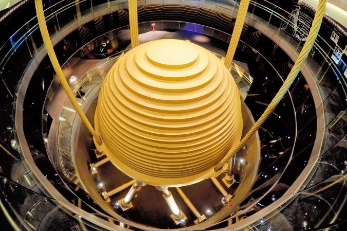 Cụ thể, giữa tầng 87 và tầng 91 của tòa tháp có đặt một quả cầu thép có đường kính 5,5 mét và nặng 660 tấn. Ảnh: Guide to Taipei