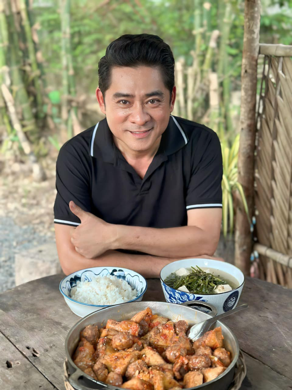 Rau củ trồng trong vườn của Huỳnh Anh Tuấn chủ yếu làm thực phẩm hằng ngày, không buôn bán. Ảnh: FBNV