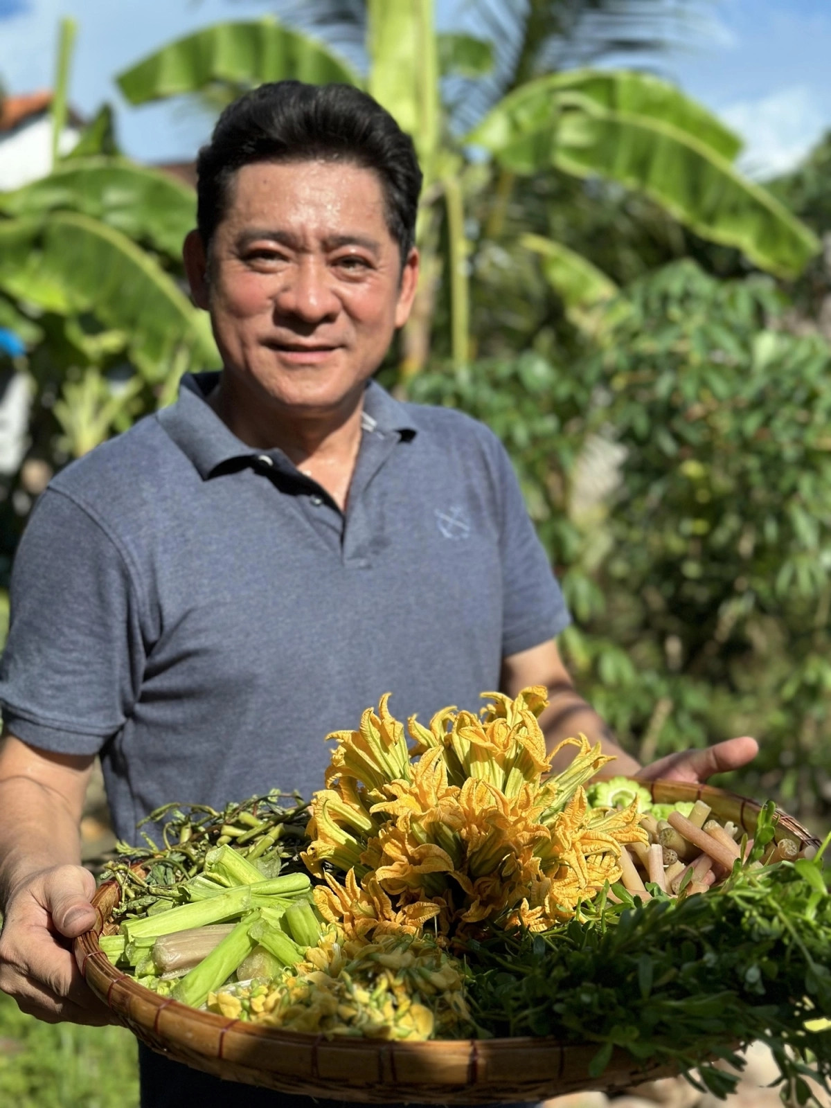 Ngoài ra, nam diễn viên còn trồng các loài rau gồm cải, dền, khoai lang, mồng tơi, mướp, đậu bắp. Ảnh: FBNV