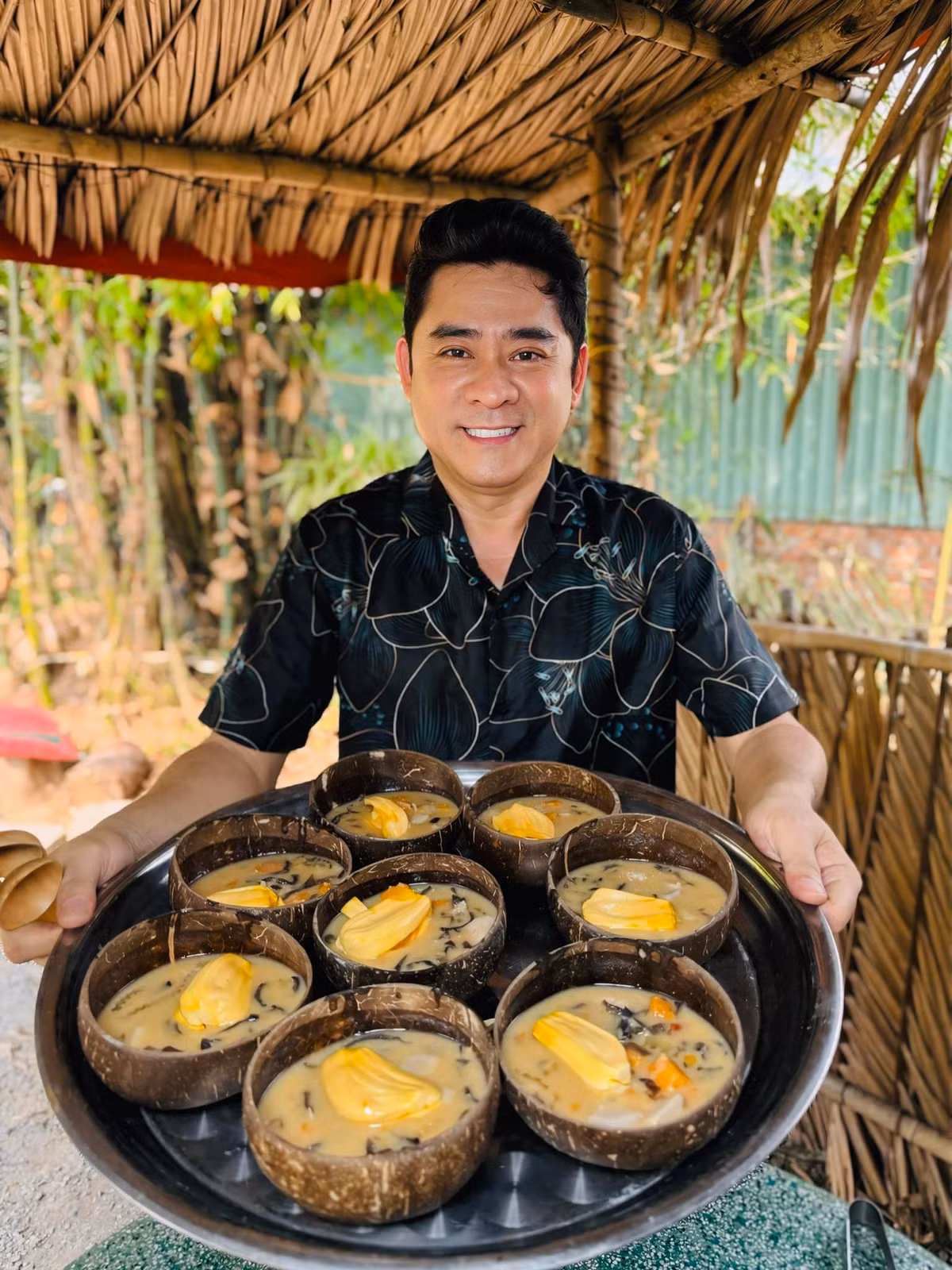 Ở tuổi 57, Huỳnh Anh Tuấn ít đóng phim, chỉ nhận kịch bản phù hợp. Nam tài tử rời xa chốn thị thành, lui về sống thảnh thơi tại nhà vườn 6.000m2 ở Long An. Ảnh: FBNV