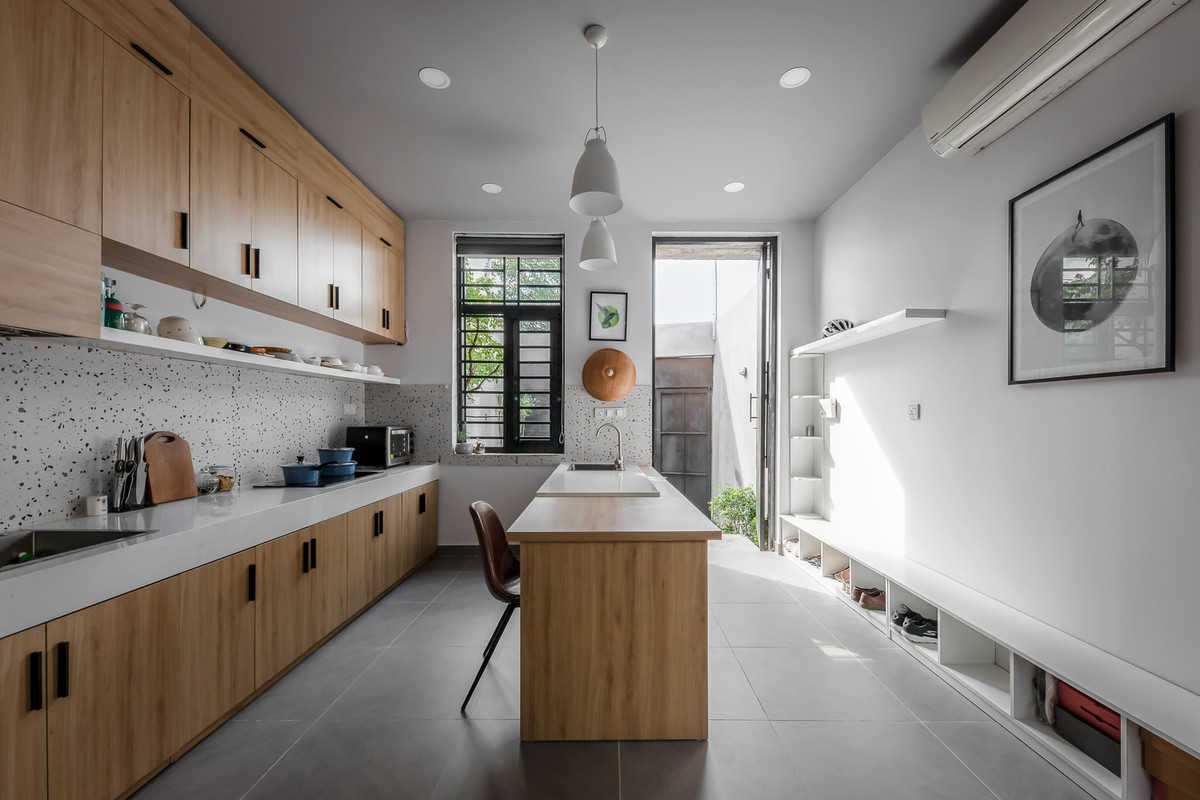 Thay vào đó, phòng bếp - ăn được chọn làm khu vực trung tâm, phục vụ những sinh hoạt chung của gia đình. Ảnh: Minq Bui