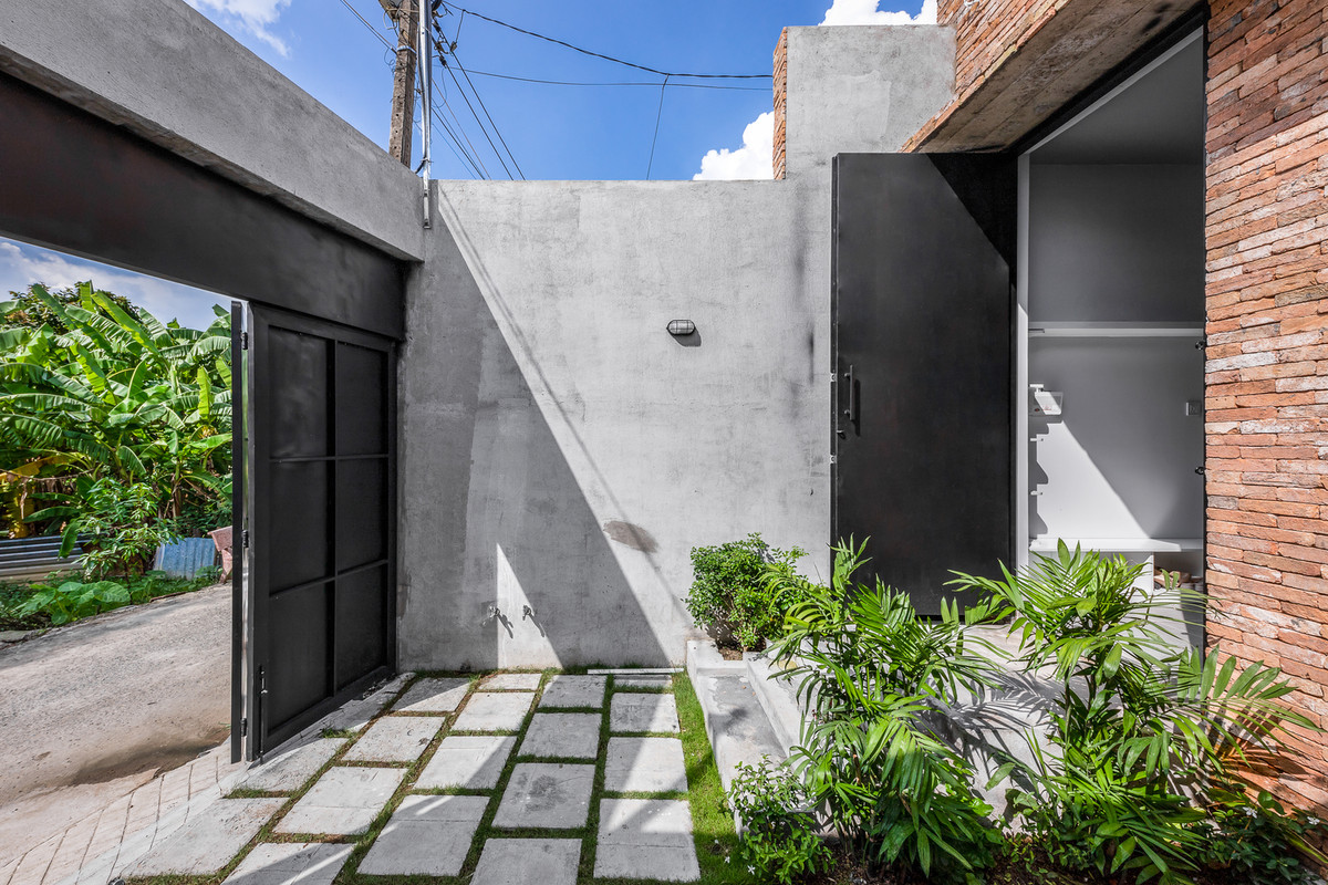 Căn nhà thuộc kiểu nhà ống điển hình, xây trên khu đất dáng lệch, chiều ngang 4,4m, chiều dài một bên là 19m, bên còn lại là 23m. Ảnh: Minq Bui