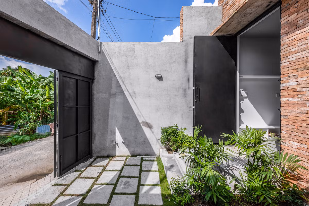 Căn nhà thuộc kiểu nhà ống điển hình, xây trên khu đất dáng lệch, chiều ngang 4,4m, chiều dài một bên là 19m, bên còn lại là 23m. Ảnh: Minq Bui