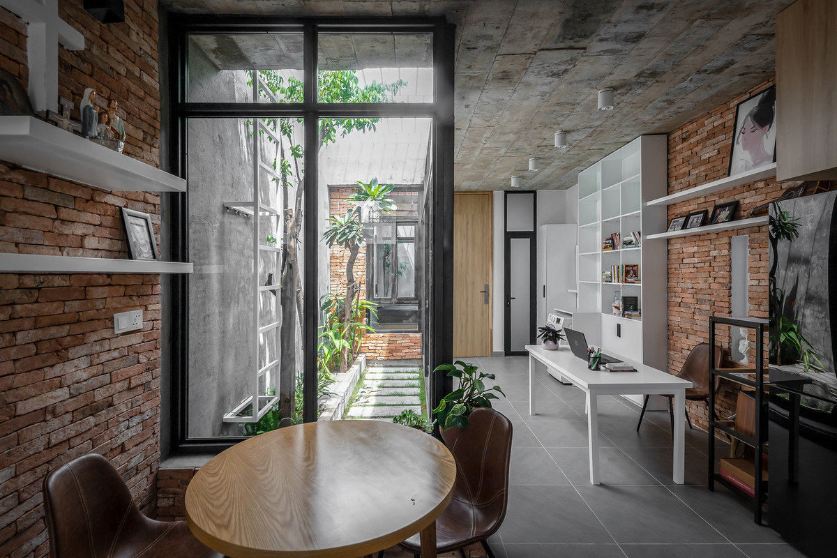 Do vậy, vấn đề thông gió và đón sáng được kiến trúc sư chú trọng. Hơn nữa, gia chủ mong muốn có thể ngắm nhìn thiên nhiên ở mọi lúc, mọi nơi. Ảnh: Minq Bui