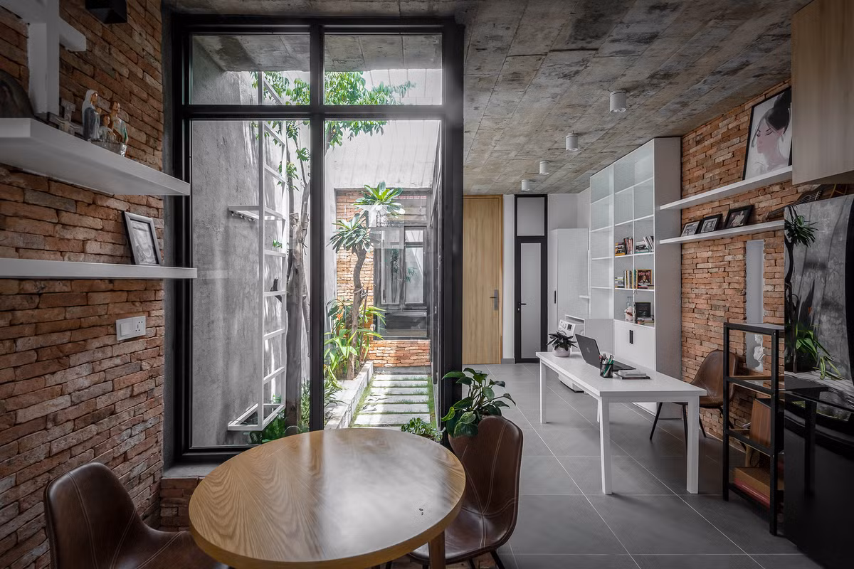 Do vậy, vấn đề thông gió và đón sáng được kiến trúc sư chú trọng. Hơn nữa, gia chủ mong muốn có thể ngắm nhìn thiên nhiên ở mọi lúc, mọi nơi. Ảnh: Minq Bui