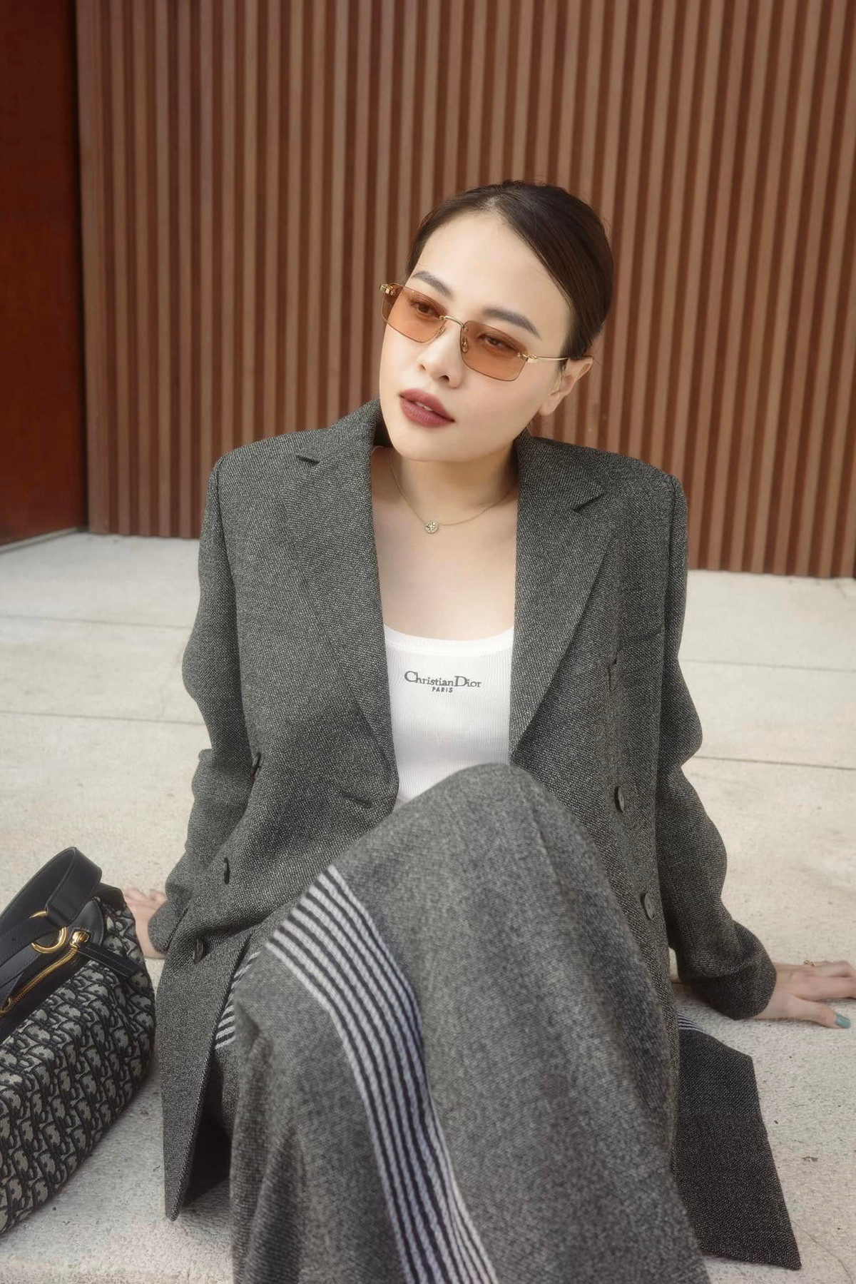 Cựu người mẫu còn đầu tư 2.400 USD (61,5 triệu đồng) để sắm vòng cổ Rose des Vents từ thương hiệu Pháp danh tiếng và kính râm CDior S4U 580 USD (gần 15 triệu đồng). Ảnh: FB Đàm Thu Trang