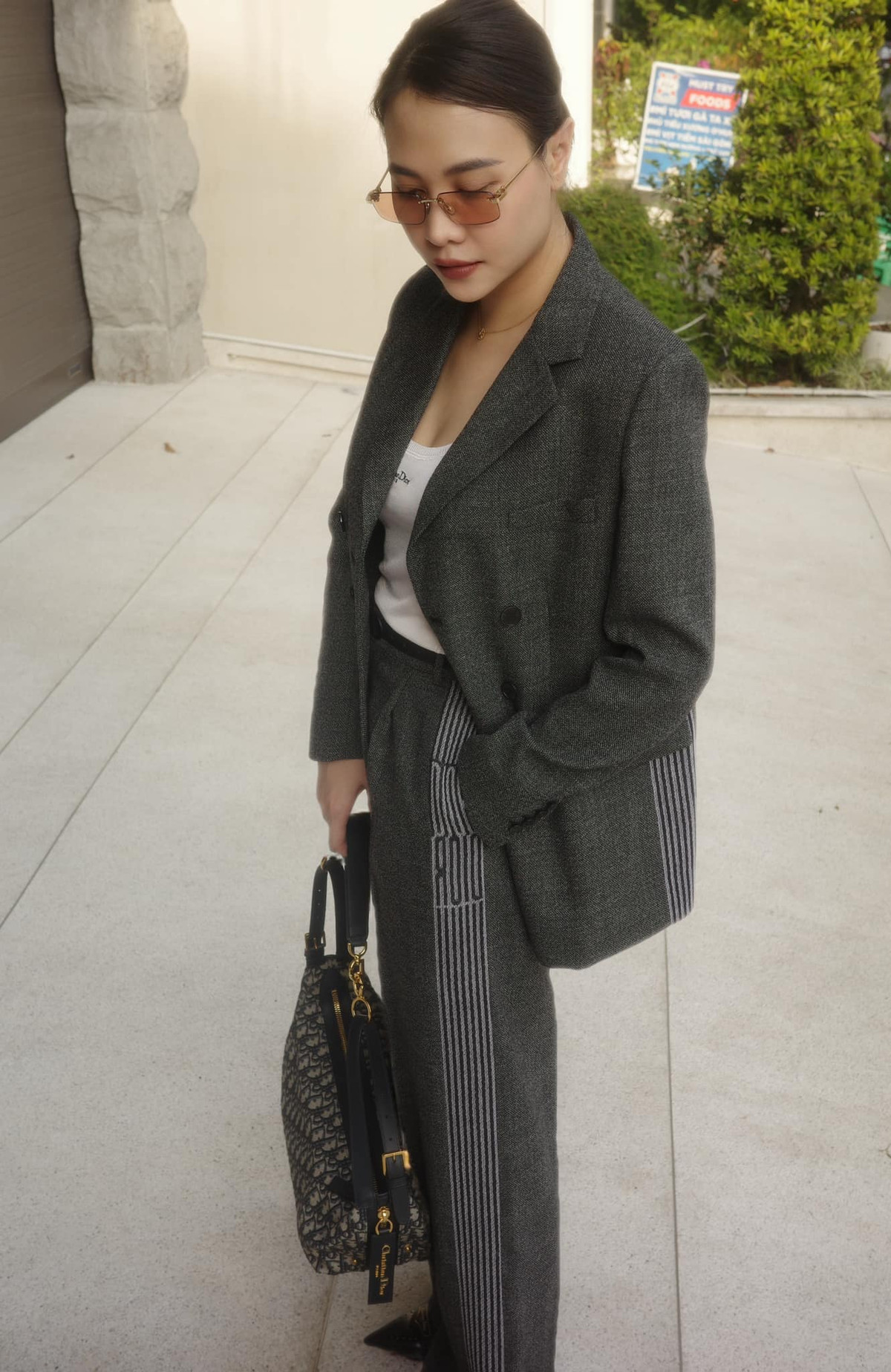 Mẫu túi D-Journey cỡ trung với họa tiết oblique đặc trưng nhà Dior giá khoản 4.500 USD (hơn 115 triệu đồng). Ảnh: FB Đàm Thu Trang