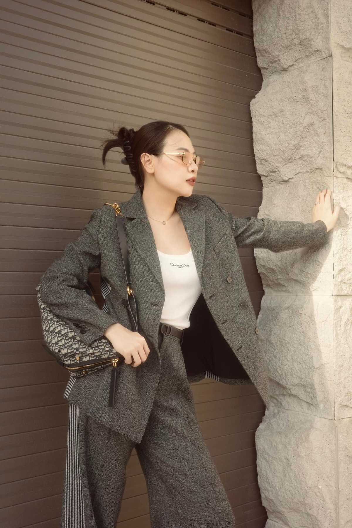 Trong lần dạo phố mới đây, Đàm Thu Trang gây ấn tượng trong bộ suit màu xám thuộc bộ sưu tập Dior Xuân Hè 2025, làm từ vải len lông cừu nguyên chất. Ảnh: FB Đàm Thu Trang