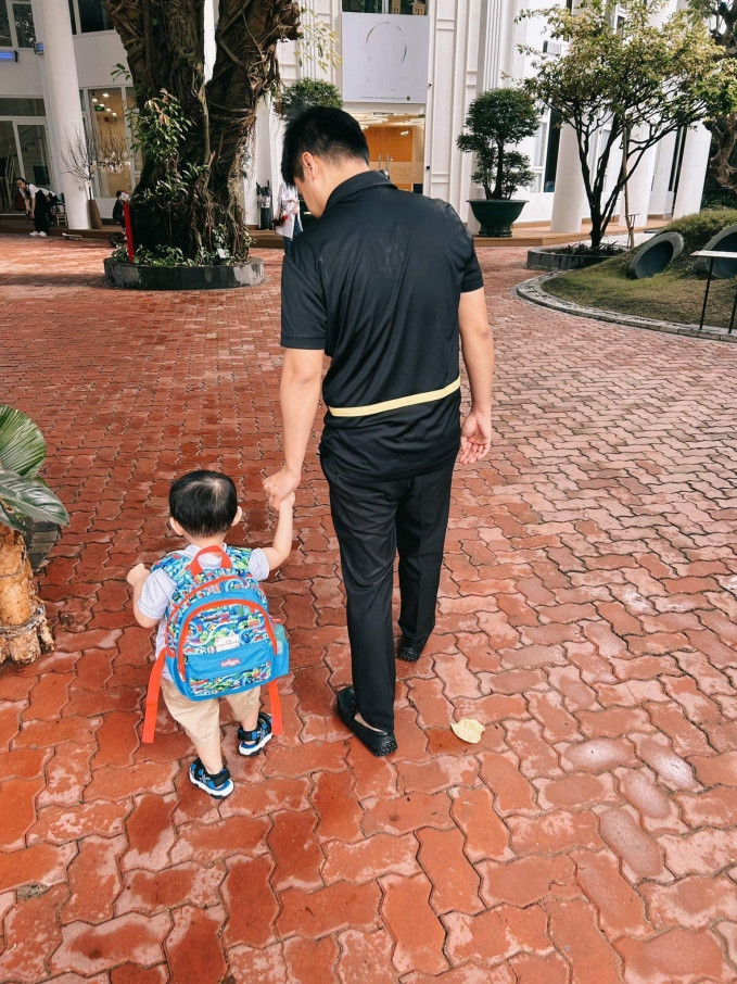 Lần nào lên sóng, thiếu gia 8X đều có vợ và con trai đồng hành. Ảnh: FBNV