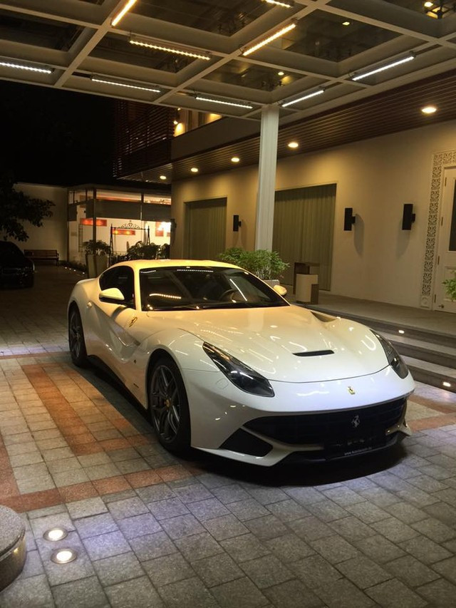 Nhiều năm trước, Phan Thành từng khiến dư luận xôn xao khi buổi sáng khoe chiếc siêu bò Lamborghini Huracan mới tậu thì đến đêm khuya hôm đó, anh lại tiếp tục gây bất ngờ khi khoe tiếp siêu ngựa Ferrari F12 Berlinetta màu trắng vừa được đưa về Việt Nam trước đó ít hôm. Ảnh: FBNV