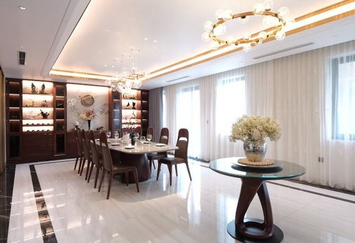 Lúc đầu, khu vực hệ cửa trượt là tường kín, khiến không gian căn biệt thự bí bách. Vì vậy, kiến trúc sư thuyết phục gia chủ đập thông bức tường, tạo thành hệ cửa trượt để tối ưu không gian. Ảnh chụp màn hình