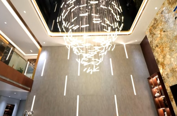 Bộ đèn chùm lộng lẫy nhập khẩu từ Italia. Ảnh chụp màn hình