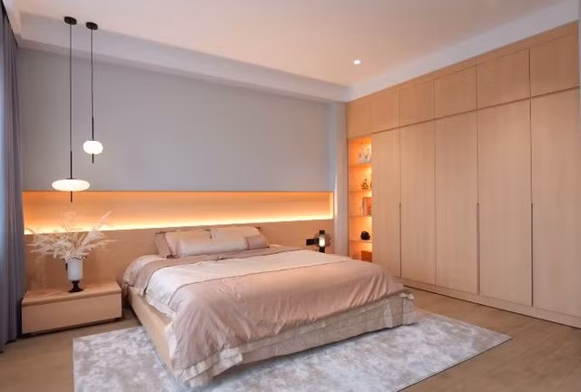 Phòng ngủ của em bé sử dụng gam màu trà sữa tươi trẻ. Ảnh chụp màn hình