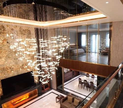 Điểm nhấn giá trị nhất là khoảng thông tầng giúp căn nhà bề thế, sang trọng hơn hẳn so với thiết kế truyền thống. Ảnh chụp màn hình