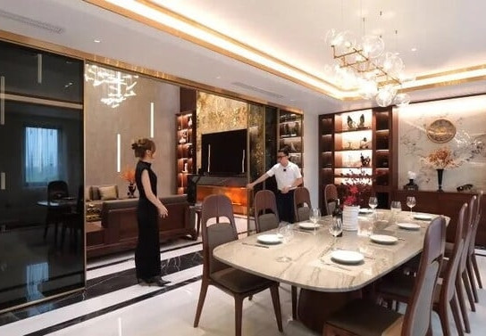 Phòng khách, bếp và phòng ăn được ngăn cách bởi hệ cửa kính trượt. Ảnh chụp màn hình