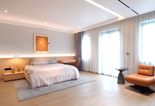 Thiết kế đơn giản, nhiều ánh sáng gợi nhớ đến phòng ngủ trong các biệt thự nghỉ dưỡng. Ảnh chụp màn hình