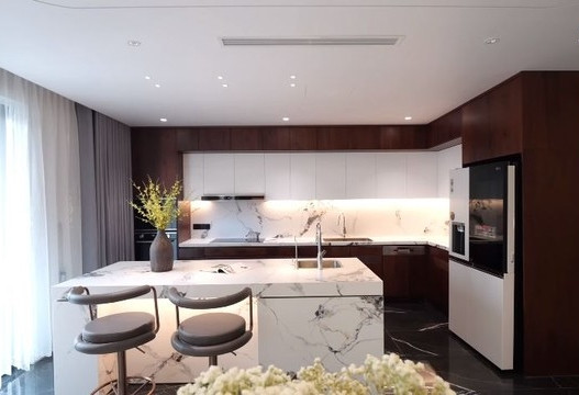 Phòng bếp tiện nghi, kết hợp hài hòa giữa gam màu nâu gỗ và trắng. Ảnh chụp màn hình