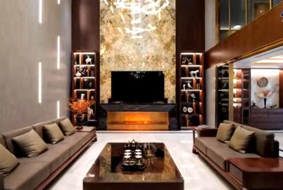 Không gian sinh hoạt chung thông thoáng với bộ sofa gỗ óc chó kết hợp da bò Ý, vừa hiện đại vừa hài hòa với nhu cầu của các thế hệ khác nhau. Ảnh chụp màn hình