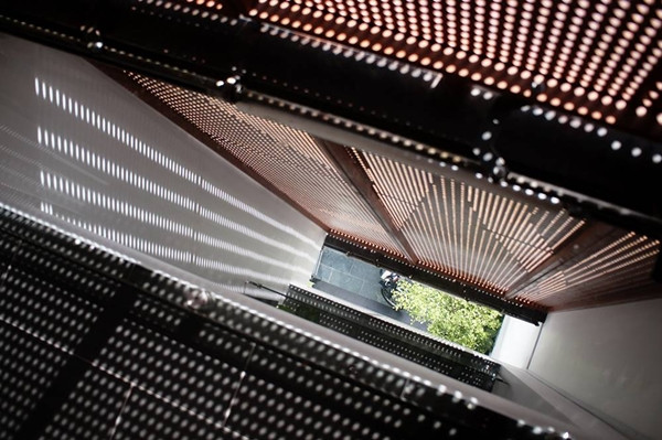 Lớp mặt tiền thứ nhất được thiết kế bằng chất liệu sắt giúp hấp thụ nhiệt độ cao, điều hòa nhiệt độ đi thẳng vào nhà. Ảnh: Han Deo