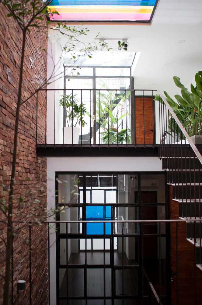 Giếng trời cũng là không gian thích hợp để trồng những loại cây thân cao trong ngôi nhà 4 tầng. Ảnh: Han Deo