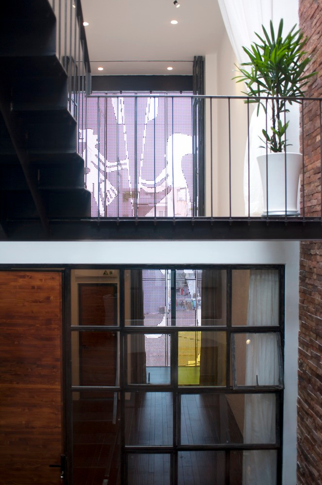 Với diện tích mặt sàn 234 m2 nhưng chiều rộng tương đối hẹp, việc đặt hệ thống cầu thang và giếng trời ở giữa cũng là giải pháp thông minh đưa ngôi nhà thoát khỏi trạng thái tối tăm, nhỏ hẹp. Ảnh: Han Deo