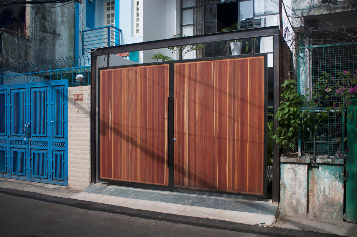 Để khắc phục hạn chế này, kiến trúc sư xây dựng hai lớp mặt tiền cho ngôi nhà và tạo ra một khe hở như một nhịp ngắt giữa hai lớp mặt tiền nhằm giảm cường độ nắng chiếu thẳng vào không gian bên trong. Ảnh: Han Deo