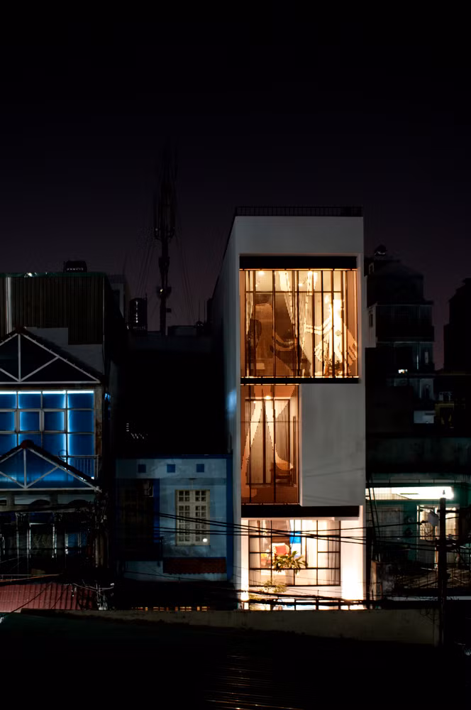 Thiết kế mặt tiền chất liệu kim loại bằng nhiều lỗ hổng nhỏ giúp kim loại không bị cong, vênh, giãn nở khi liên tục chịu nhiệt độ cao từ nắng. Ảnh: Han Deo