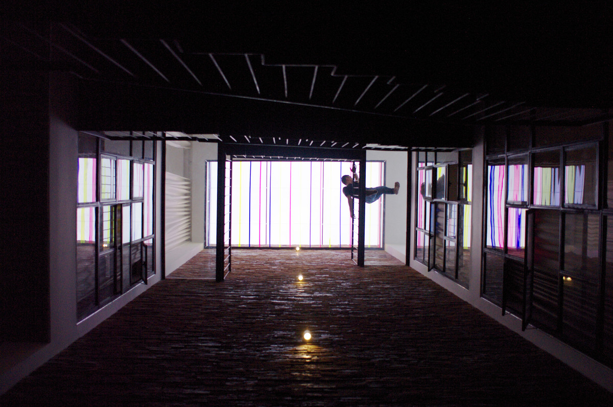 Kiến trúc sư cũng mở một giếng trời ở chính giữa căn nhà. Ảnh: Han Deo