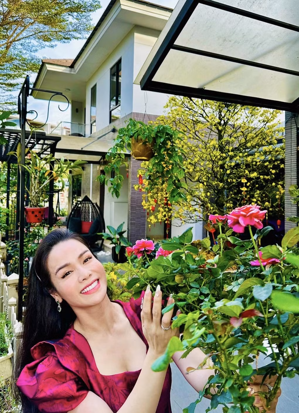 Ở tuổi 40, Nhật Kim Anh không chỉ thành công trong lĩnh vực nghệ thuật mà còn tập trung phát triển công việc kinh doanh. Nữ ca sĩ sở hữu căn biệt thự rộng 220m2 ở ngoại ô TP HCM. Ảnh: FBNV