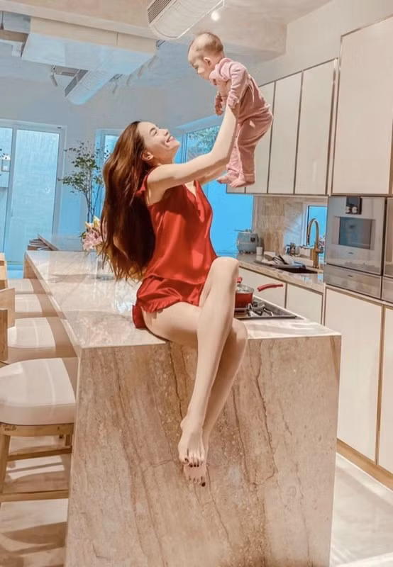 Ngôi nhà mang phong cách hiện đại, sang trọng với nhiều nội thất đắt đỏ. Ảnh: FBNV