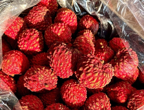 Dù giá thành đắt đỏ, vải rồng Úc vẫn được nhiều khách hàng săn đón làm quà biếu Tết. Ảnh: Ủn Fruits