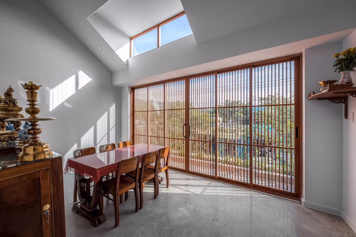 Phòng thờ đặt trang trọng ở tầng 2. Ảnh: Architizer