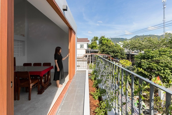 Để khắc phục nhược điểm nắng sớm chiếu vào gây nóng và chói, kiến trúc sư bố trí mái hiên lớn ở tầng 1 và hệ thống cửa trượt 2 lớp lấy cảm hứng từ tre ở tầng 2. Ảnh: Architizer