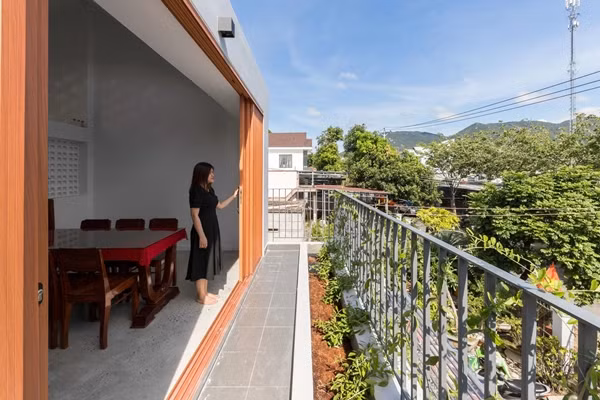 Để khắc phục nhược điểm nắng sớm chiếu vào gây nóng và chói, kiến trúc sư bố trí mái hiên lớn ở tầng 1 và hệ thống cửa trượt 2 lớp lấy cảm hứng từ tre ở tầng 2. Ảnh: Architizer