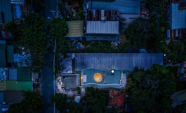 Khi được chiếu sáng từ bên trong, giếng trời như biến thành mặt trăng thu nhỏ. Ảnh: Architizer