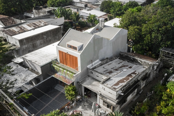 Tọa lạc TP Cam Ranh, tỉnh Khánh Hòa, ngôi nhà là món quà của những người con xa quê dành tặng cho ba mẹ. Ảnh: Architizer