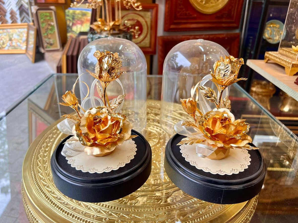 Hoa hồng mạ vàng “ngóng khách” dịp Valentine 2025 - Hình 2 Hoa hong ma vang “ngong khach” dip Valentine 2025-Hinh-2