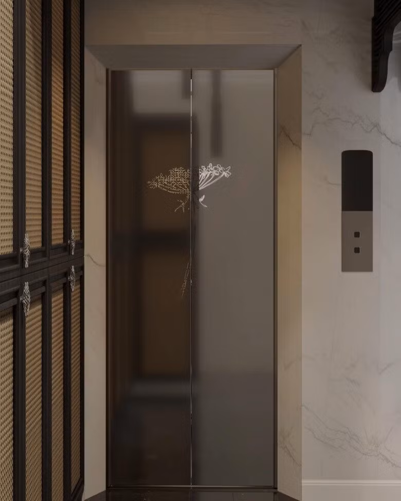 Thang máy thiết kế tối giản. Ảnh: FBNV