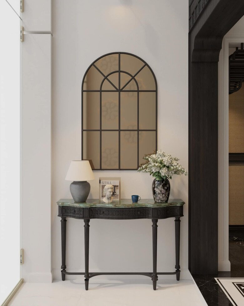 Một góc hành lang được trang trí với bàn console đen họa tiết chạm khắc tinh xảo, mặt bàn bằng đá tự nhiên. Ảnh: FBNV
