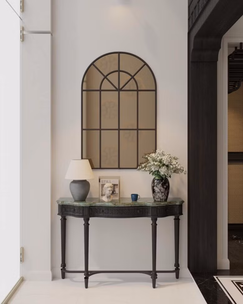 Một góc hành lang được trang trí với bàn console đen họa tiết chạm khắc tinh xảo, mặt bàn bằng đá tự nhiên. Ảnh: FBNV