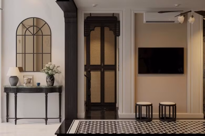 Điểm nhấn là chiếc gương lớn hình vòm kiểu cổ điển, kết hợp lọ hoa và bàn ghế tối giản. Ảnh: FBNV