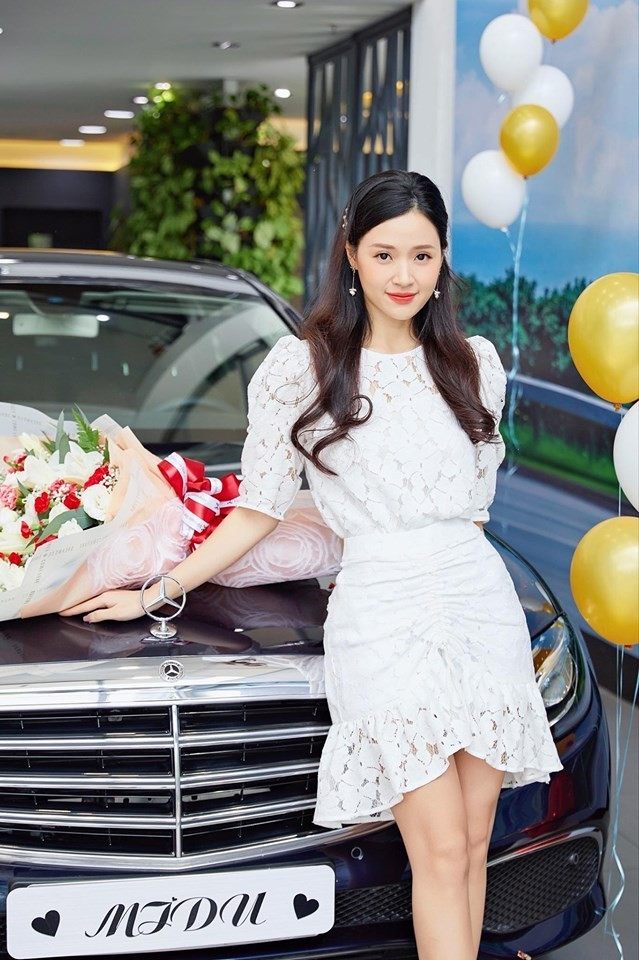 Năm 2016, Midu tậu một chiếc Audi có giá 1,6 tỷ đồng. Đến tháng 5/2019, người đẹp tậu thêm chiếc Mercedes E-Class trị giá hơn 2 tỷ. Ảnh: FB Đặng Thị Mỹ Dung