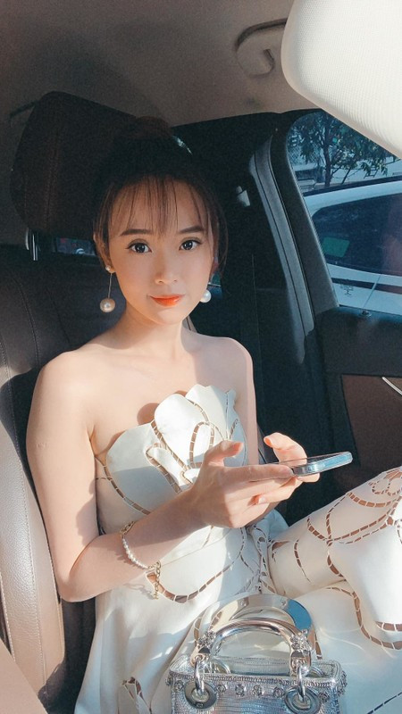 Khối tài sản kếch xù của Midu còn thể hiện qua việc cô nàng là tay chơi đồ hiệu thứ thiệt cùng những chuyến du lịch nước ngoài sang chảnh. Ảnh: FB Đặng Thị Mỹ Dung