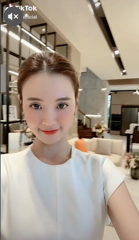 Midu từng hé lộ cơ ngơi hoành tráng tại TP. Hồ Chí Minh. Không chỉ có không gian rộng rãi, thoáng mát mà các đồ dùng nội thất và cách bày trí trong căn nhà đều rất hiện đại và sang trọng.