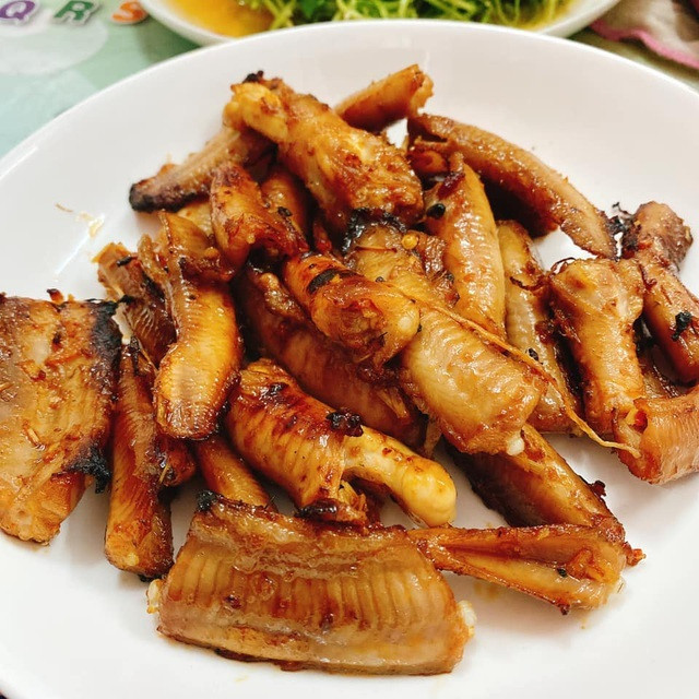 Dù có vẻ ngoài kỳ lạ nhưng cá mút đá được nhiều người yêu thích. Cá mút đá đã trở thành món hải sản độc lạ thu hút thực khách, nhất là dân nhậu bởi vị ngon lạ miệng. Ảnh: Vietnamnet